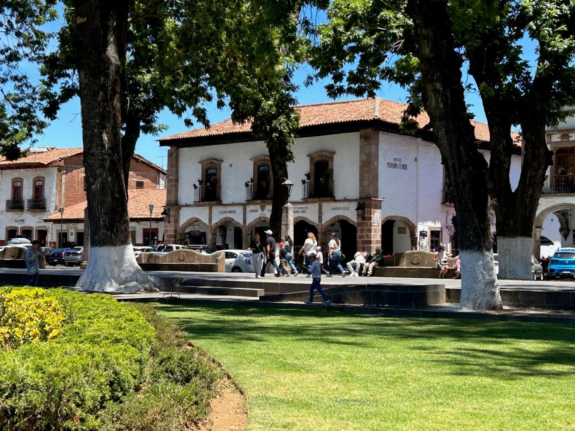Hotel Mansion Iturbe Pátzcuaro Buitenkant foto